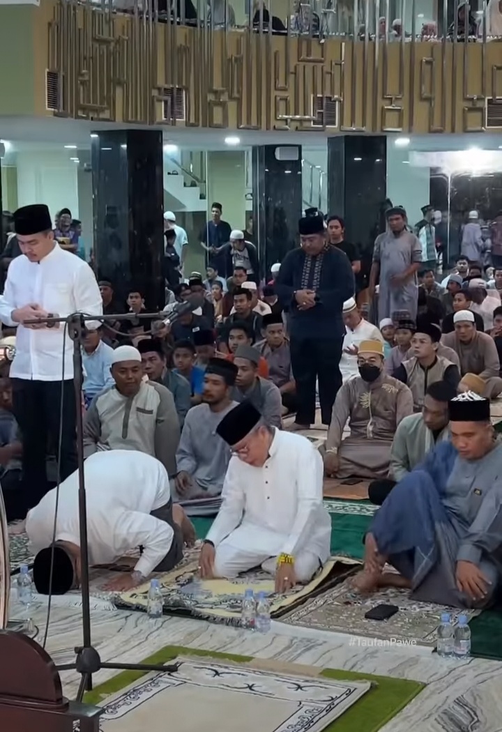 Taufan Pawe Salat Tarawih Pertama Ramadan 1444 H Bersama Masyarakat di Masjid Terapung BJ Habibie